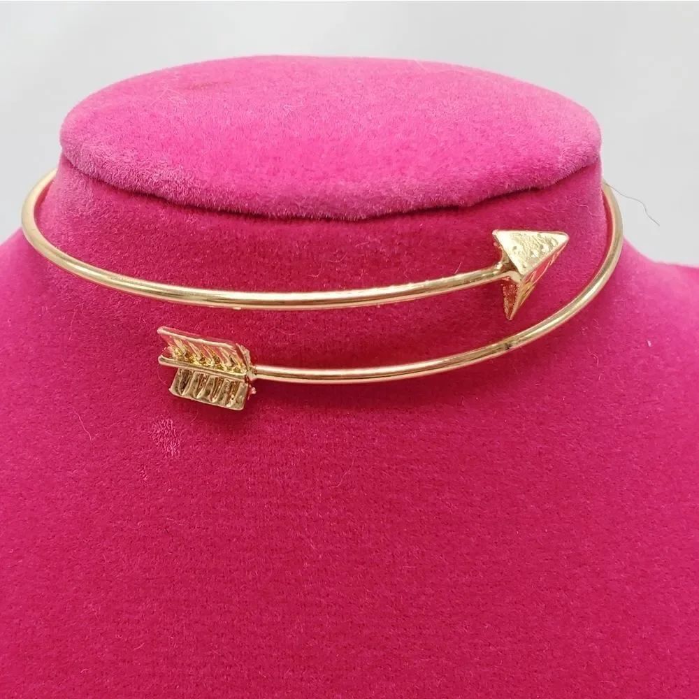🔺️NWOT Gold Arrow Bangle Bracelet